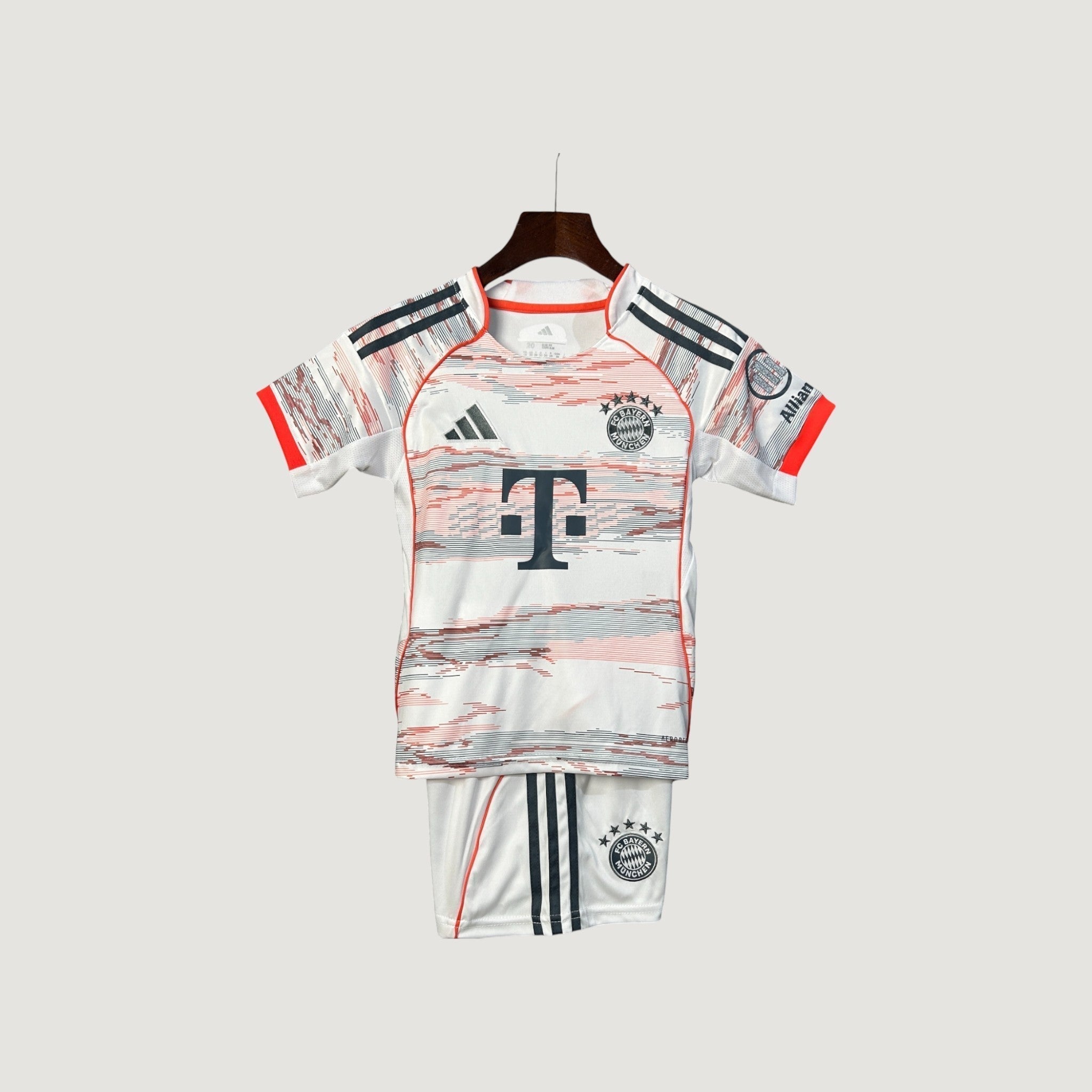Bayern Munich – Ensemble Extérieur 25/26 Enfant – Blanc & Rouge